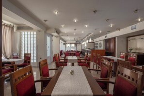 Frühstück (6 EUR pro Person)