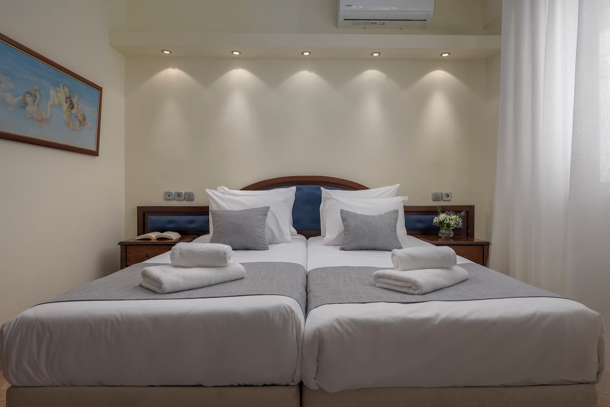 Twin Room | Egyptian cotton sheets, premium bedding, pillowtop beds, minibar