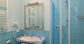 Douche, articles de toilette gratuits, sèche-cheveux, bidet