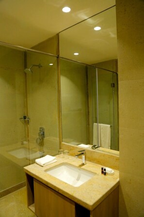 Deluxe Double Room, Non Smoking, Garden View | Bathroom