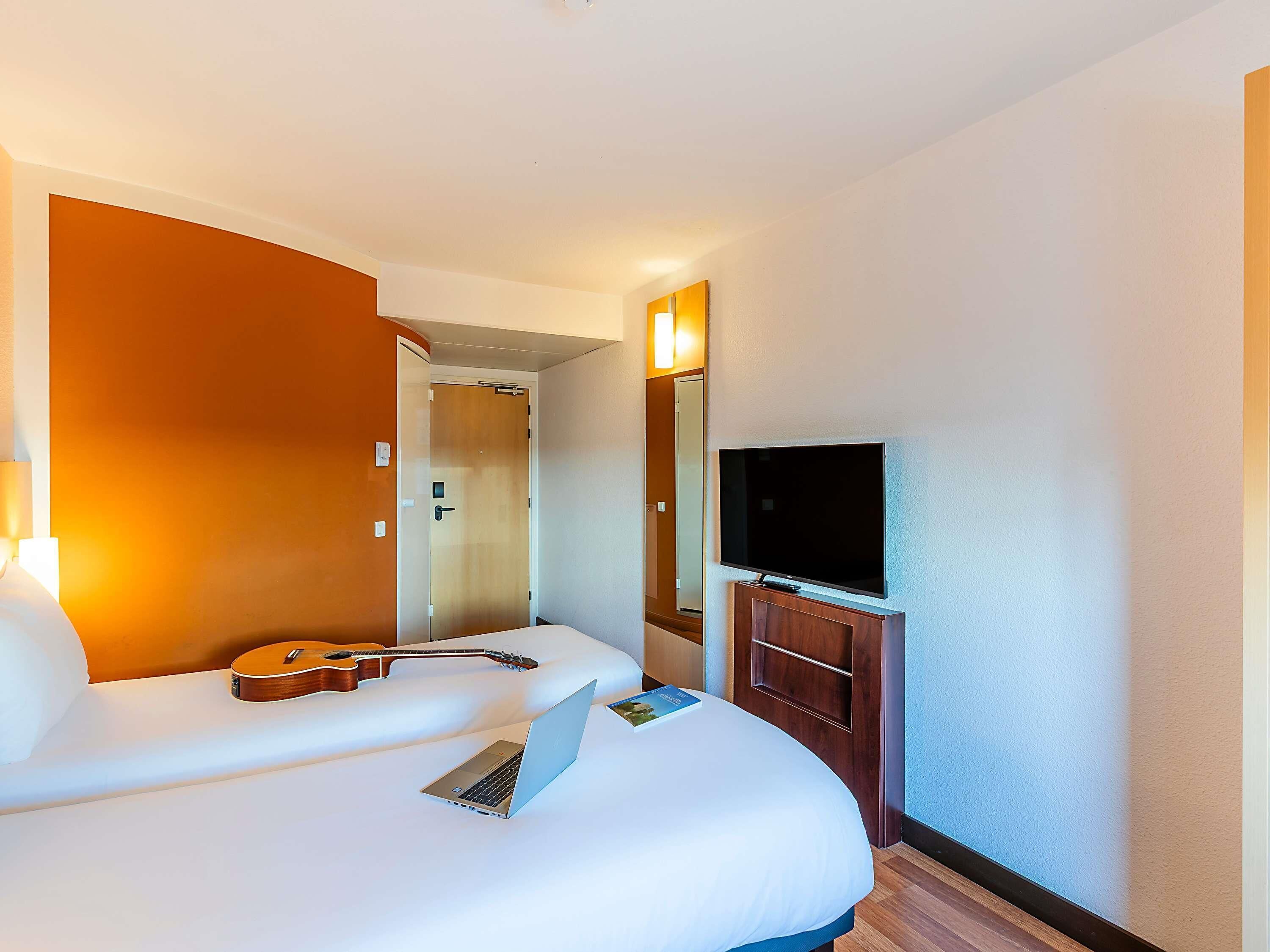 room, 2 single beds | desk, free wifi, bed sheets