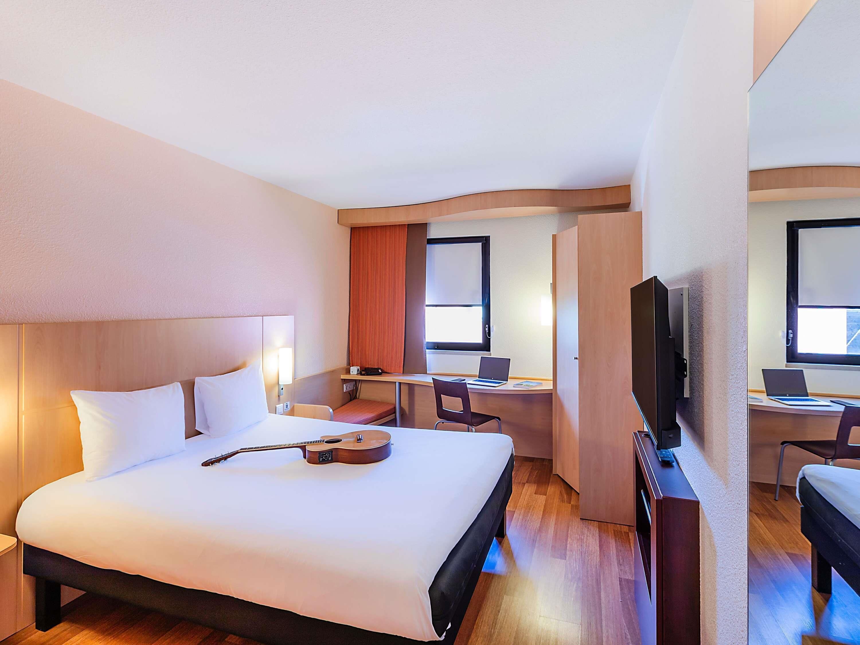 Escritorio, wifi gratis y ropa de cama 