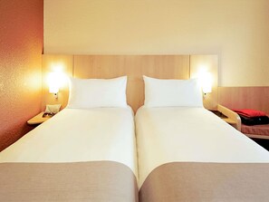 Een bureau, gratis wifi, beddengoed