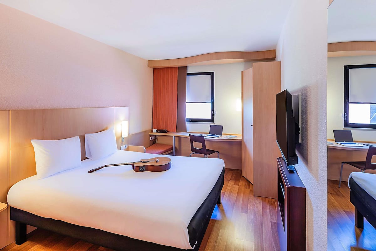 Huone, 1 parisänky | Työpöytä, ilmainen Wi-Fi, vuodevaatteet