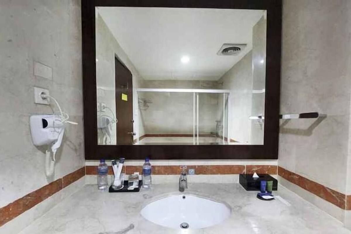 Produtos de toalete grátis, secador de cabelo, toalhas de banho