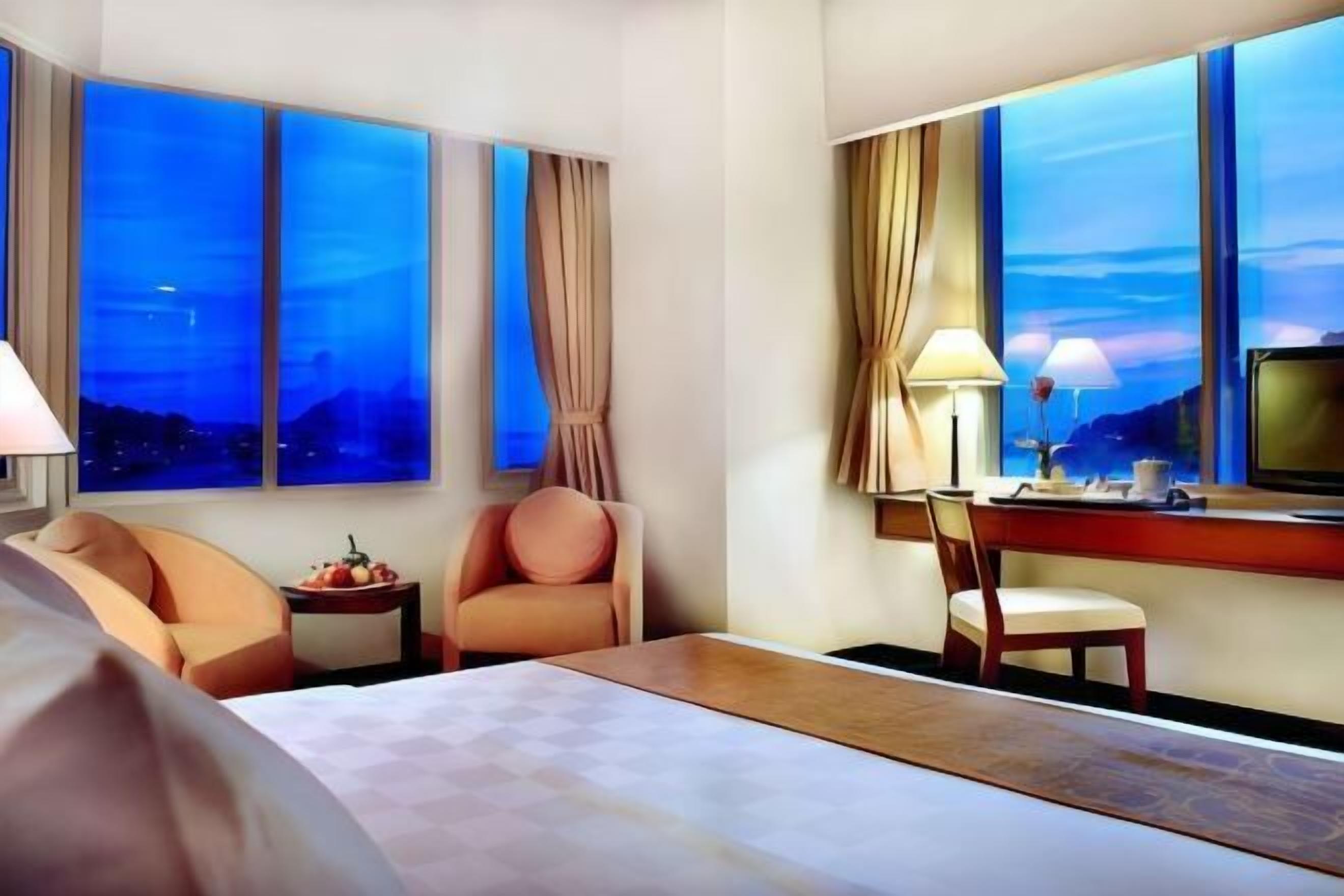 Minibar, in-room safe, desk, iron/ironing board