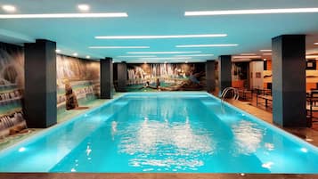 Una piscina al aire libre de temporada