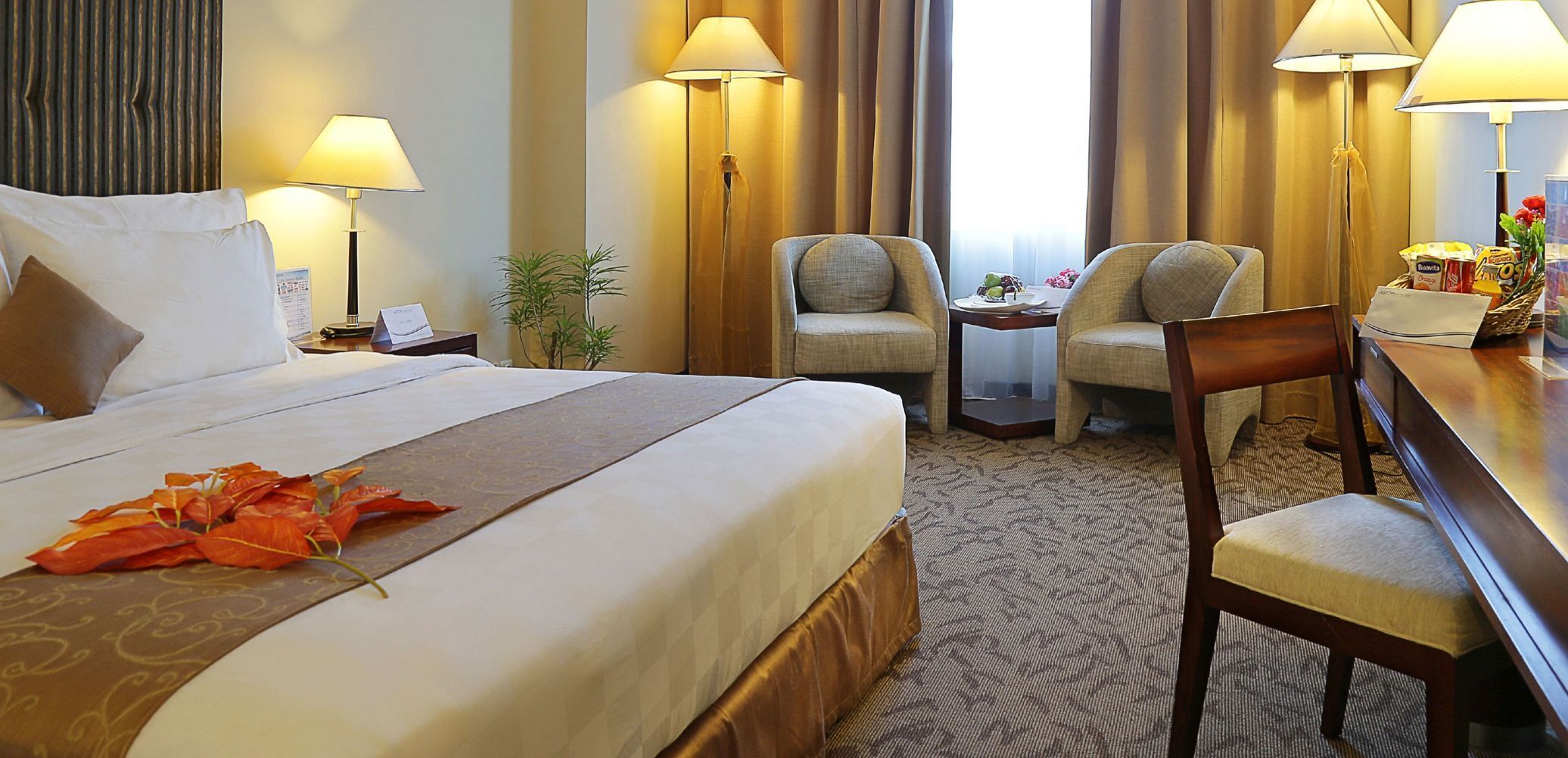 Minibar, caja de seguridad en la habitación y escritorio 