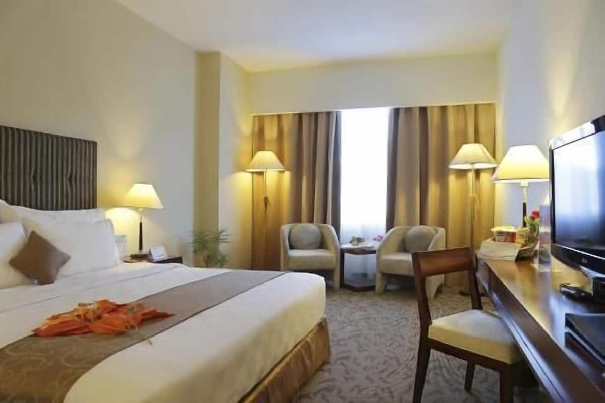Minibar, in-room safe, desk, iron/ironing board