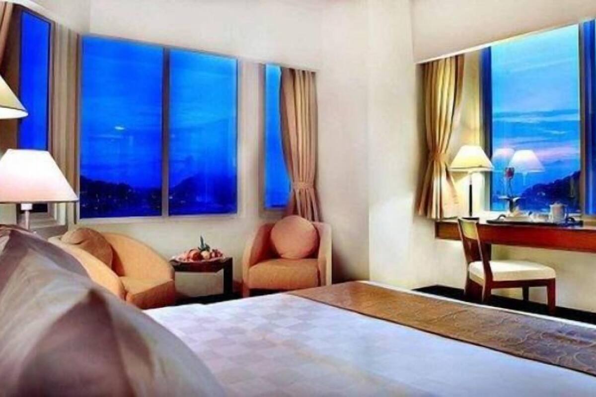 Minibar, in-room safe, desk, iron/ironing board