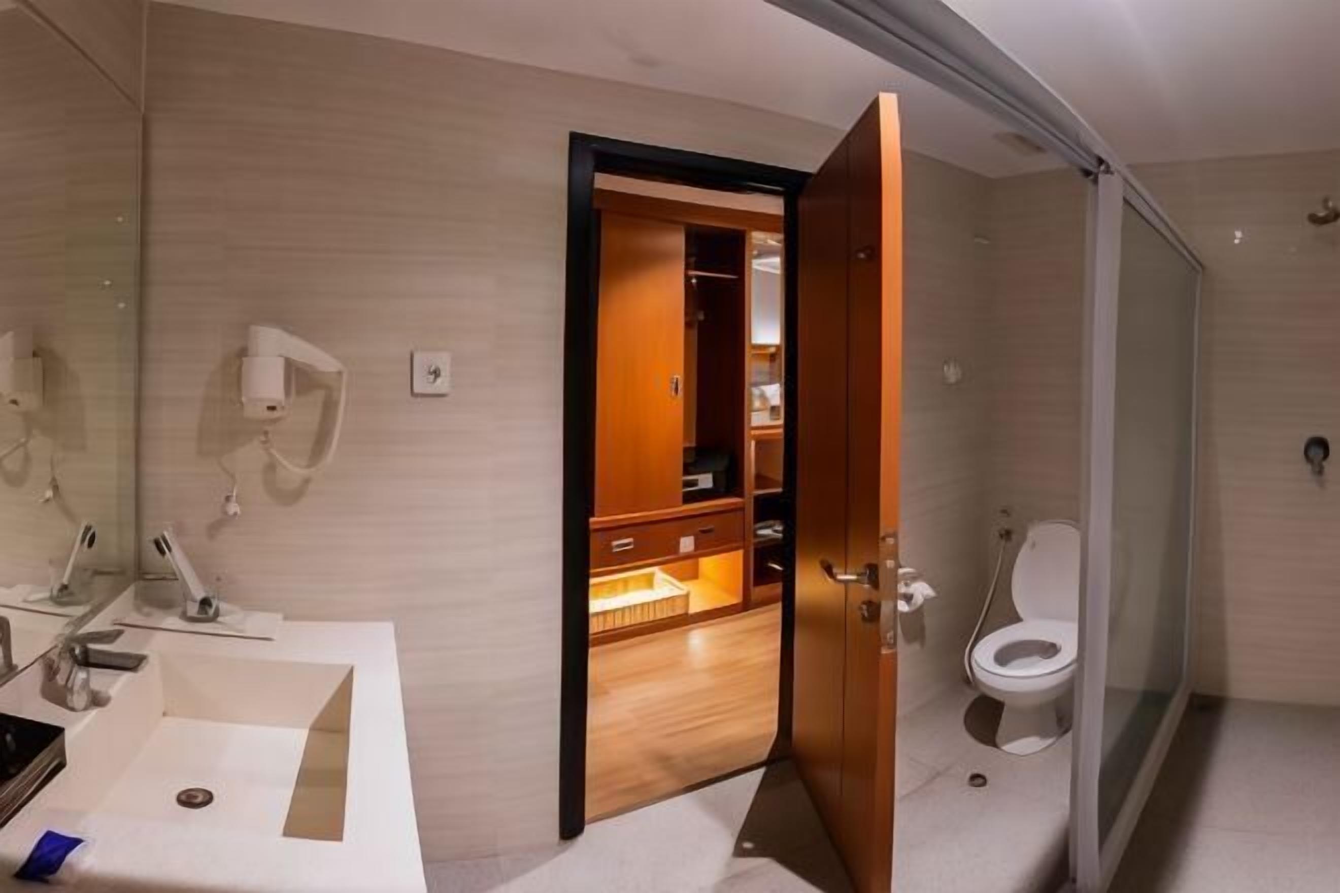 Bathroom | Free toiletries, hair dryer, towels