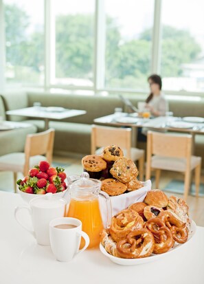 Petit déjeuner, déjeuner et dîner servis sur place