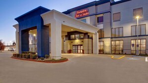 A Hampton Inn & Suites hotel with a modern facade, large entrance, and accessible parking. - Hampton Inn & Suites Borger (Borger)
