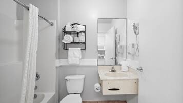 Phòng Suite (Ocean/Gulf View) | Phòng tắm | Vòi sen/bồn tắm kết hợp, đồ dùng nhà tắm miễn phí, khăn tắm