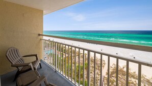 Een balkon met uitzicht op een strand en de oceaan.