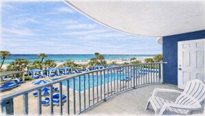 Een balkon met een zwembad, ligbedden en uitzicht op het strand en de oceaan.