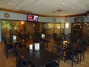 Lobby lounge, garden views, open daily - Magnuson Grand Hotel And Conference Center (Raymond)