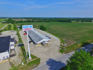 BBQ/picnic area - Night Inn (Sweet Springs)