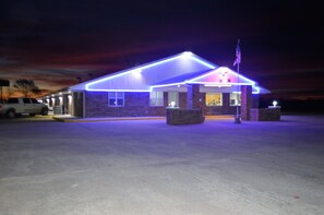 住宿正面 (夜晚)