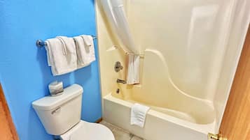 Escritorio, wifi gratis, despertador y ropa de cama