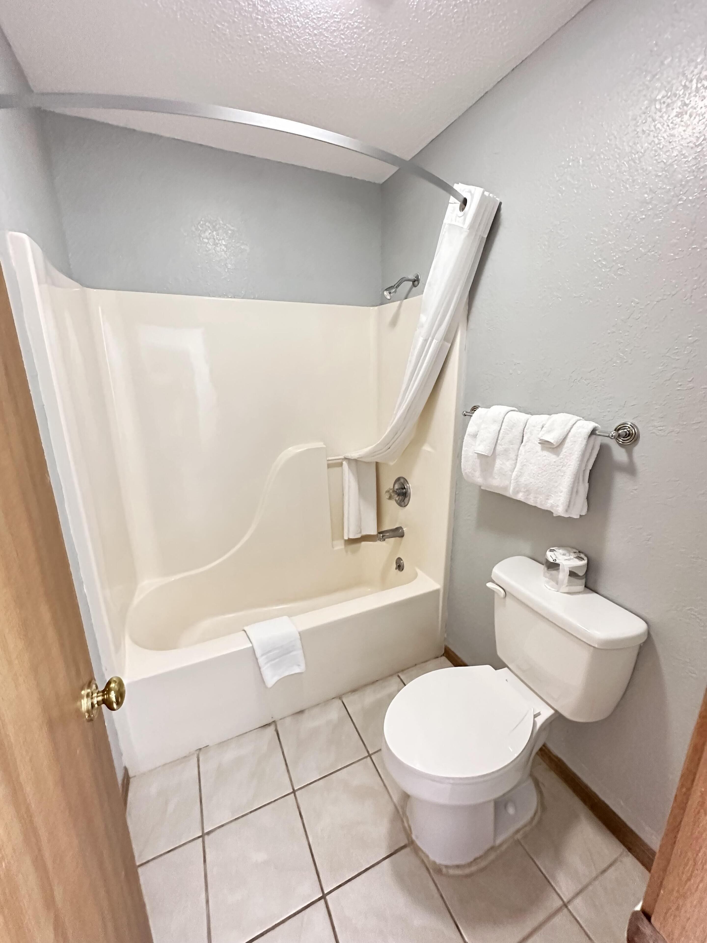 Habitación doble, 2 camas dobles, no fumadores | Baño | Ducha y bañera combinadas, bañera profunda, secador de pelo y toallas