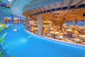 5 piscines extérieures, parasols de plage, chaises longues