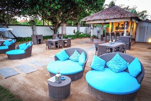 Playa en los alrededores y playa de arena blanca 