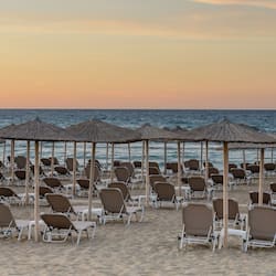 Sulla spiaggia, lettini da mare, ombrelloni, teli da spiaggia
