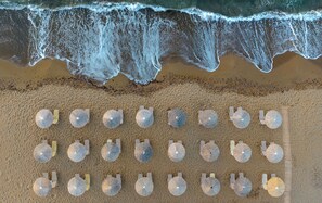 En la playa, camastros, sombrillas y toallas de playa 