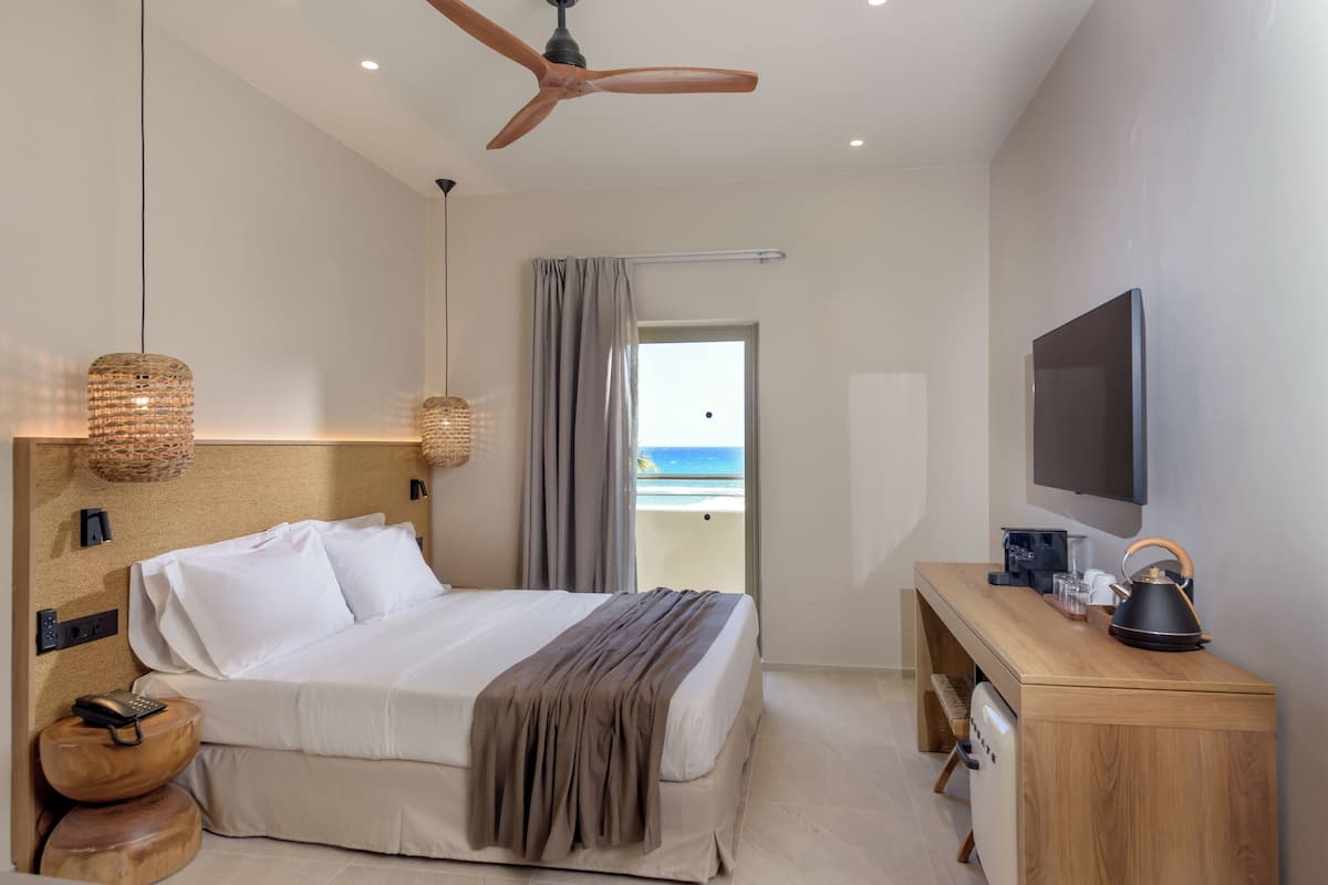 Habitació prèmium, vistes parcials al mar | Escriptori, cortines opaques, wifi gratuïta i roba de llit