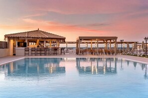 Outdoor pool, pool umbrellas, sun loungers - Zeus Hotels Neptuno Beach - All Inclusive (Malevizi)