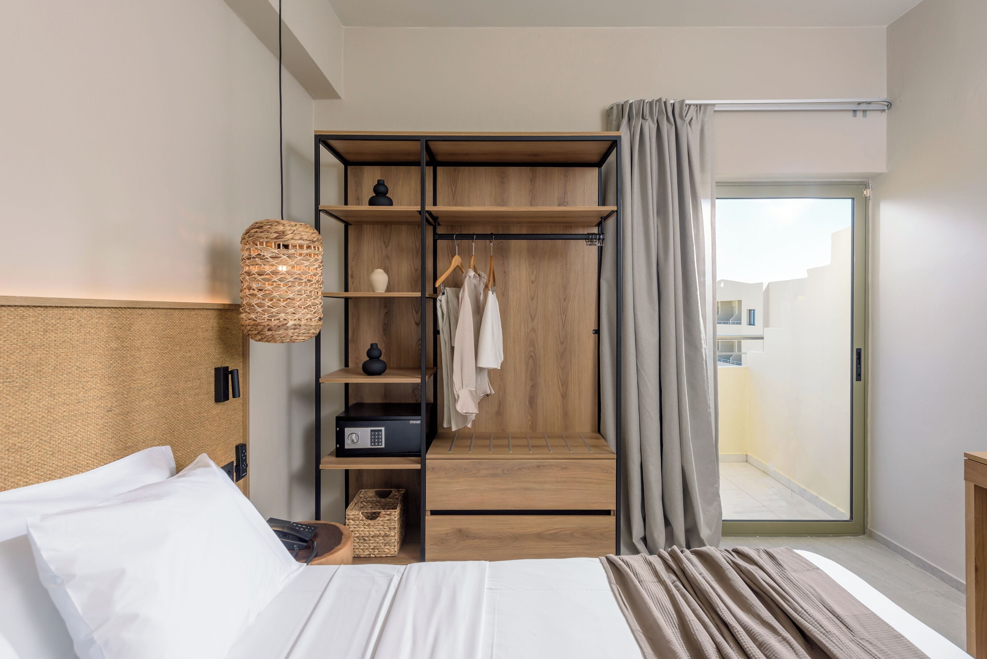 Premium-Zimmer, eingeschränkter Meerblick | Zimmersafe, Schreibtisch, Verdunkelungsvorhänge, kostenloses WLAN