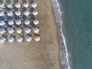 在海滩、沙滩椅、海滩遮阳伞、沙滩毛巾