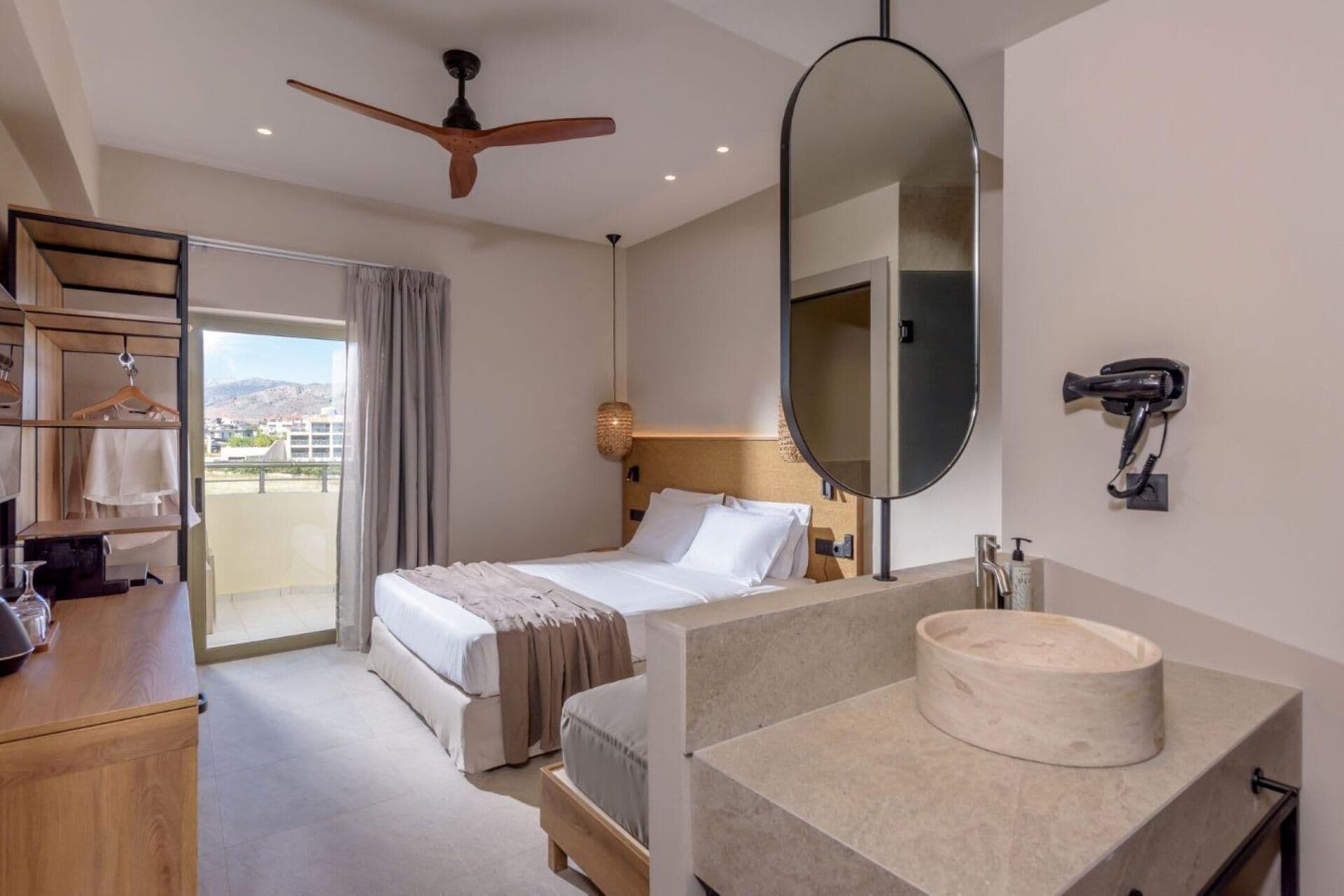 Caja de seguridad en la habitación, escritorio y cortinas blackout 