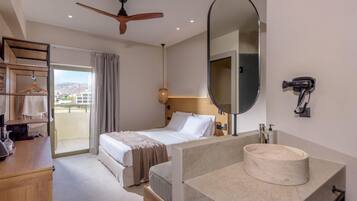 Caja de seguridad en la habitación, escritorio y cortinas blackout