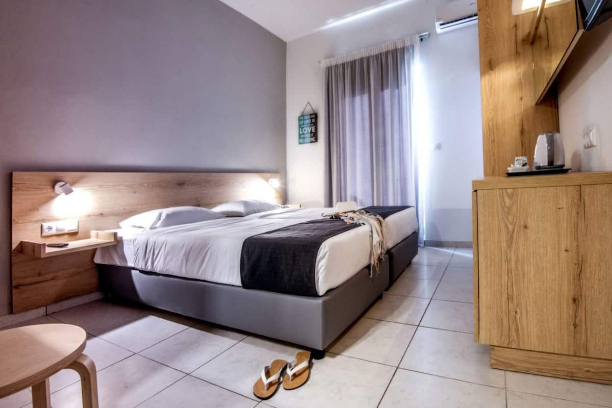 Quarto casal superior | Escrivaninha, cortinas blackout, Wi-Fi de cortesia, roupa de cama