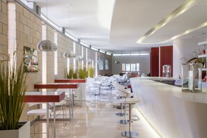 2 bars/lounges, cocktail bar, lobby lounge