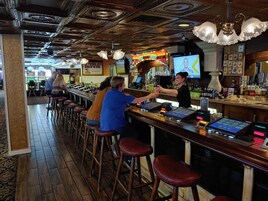 2 bares/lounges