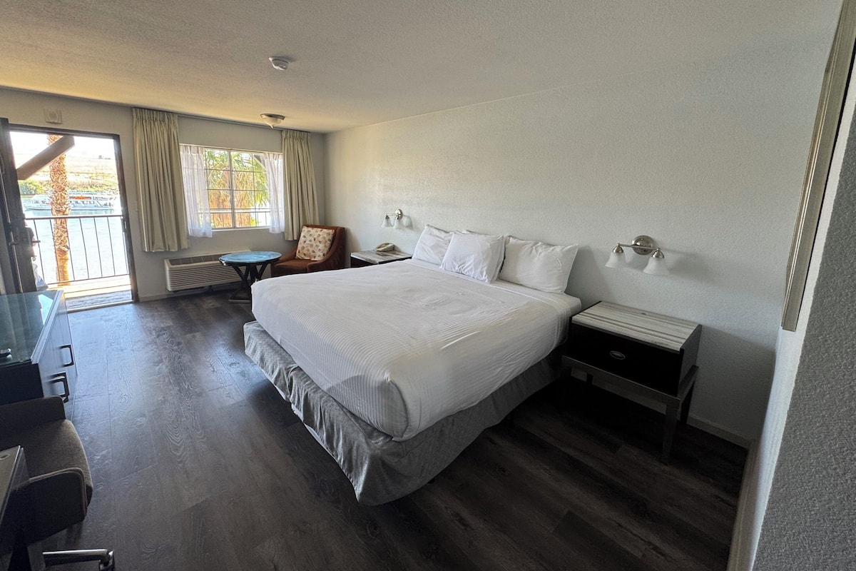 Single Room, 1 King Bed, Non Smoking, River View | Soundproofing, WiFi (free)