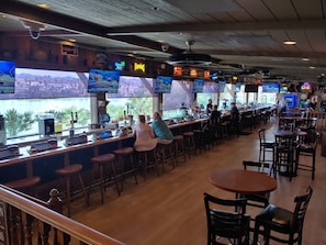 2 bars/lounges