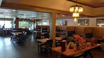 Breakfast, lunch, dinner served; American cuisine