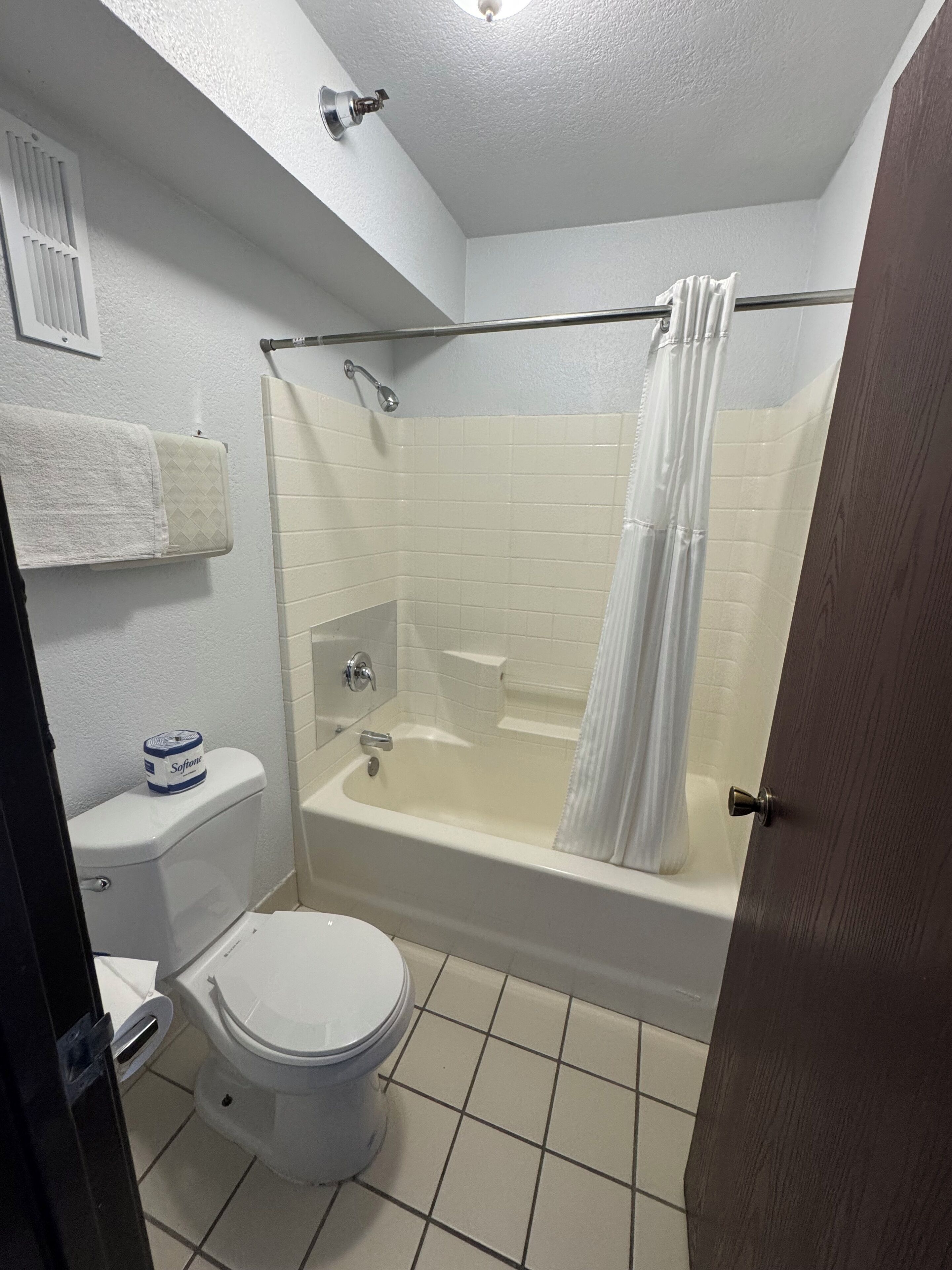 Ein Badezimmer mit Toilette, einer Badewanne und einer Duschvorhang.