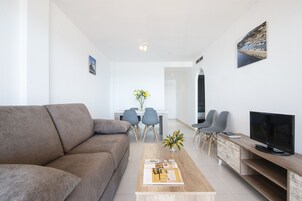 Apartamento, 2 habitaciones, vistas al mar | Zona de estar | Una televisión