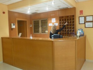 Quầy tiếp tân