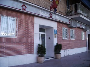 Un edificio con un letrero que dice "Hostal El Val".