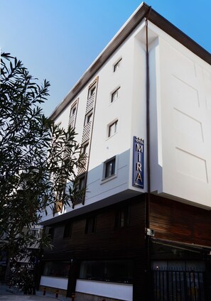Front of property - Mira Otel Alsancak (Izmir)