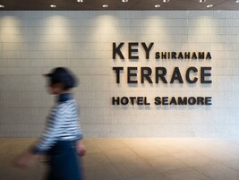 Señal del Hotel Key Shirahama Terrace Seamore, con un diseño moderno y suelo de baldosas.