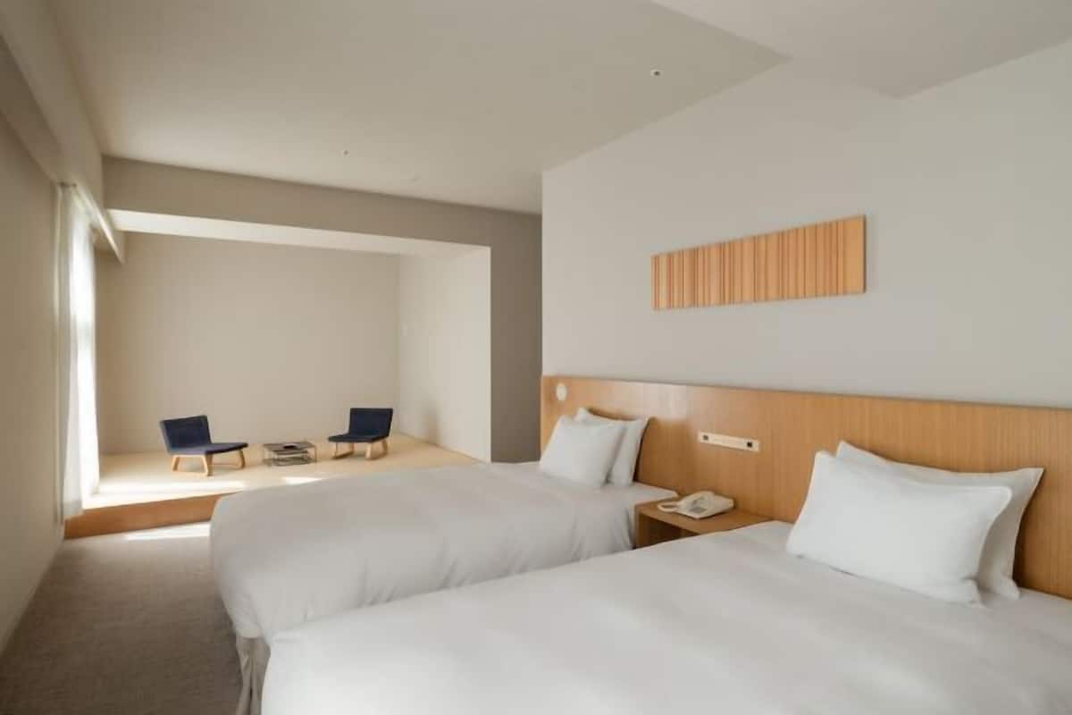 Down comforters, in-room safe, desk, free WiFi