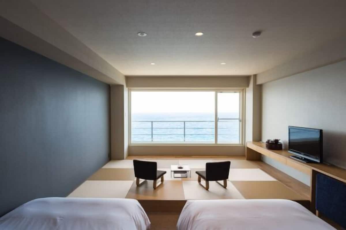 Down comforters, in-room safe, desk, free WiFi