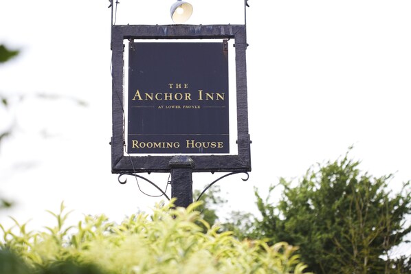 Exterior detail - The Anchor Inn (Alton)